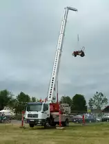 MAN als Kranwagen hat einen Traktor am Haken in Eiterfeld-Oberufhausen anl. Oldtimer- und Traktorenausstellung der Oldtimerfreunde Ufhausen am 04.07.2010