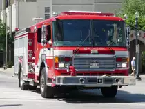 Ein Lschfahrzeug der Feuerwehr von New Orleans berquert die Canal Street.