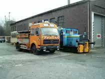 Ein Zweiwege-Lkw fr die Oberleitungsinstandhaltung steht am 03.02.2005 in dem kleinen Straenbahnmuseum am Mooskamp in Dortmund-Nette.