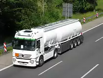  - ganz in wei ;-)  .. Mercedes - Actros 1848 - hier als Gefahrgut Tankauflieger mit Diesel, Gas - oder Heizl unterwegs bei Ldenscheid am 30.6.10
