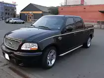 Ford Pickup F-150 Supercharged, abgeparkt im Rostocker Stadthafen, an der Seite, auf den Felgennaben und im Fahrzeuginneren sind Details zu erkennen die auf ein Sondermodell  100 Jahre Harley-Davidson  hindeuten