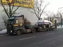In Berlin - Tempelhof, 
mit einen Mobilbagger der Firma EUROVIA.