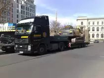 Mit einen VOLVO EC 210 in der Luisenstr in Berlin-Mitte.