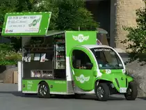 GEM eL XD NEV: Ein Elektro-Transporter von Global Electric Motorcars (gehrt zur Chrysler Group) als rollender Verkaufsstand vor dem National Museum of the American Indian in Washington, DC. Auch wenn  smartkart  drauf steht, hat er nichts mit dem hiesigen Smart zu tun.