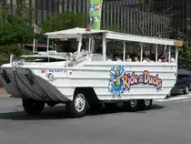 Diese Amphibienfahrzeuge sind richtig in Mode gekommen, man kann sie in vielen Stdten (z.B. Washington, Pittsburgh, oder hier in Philadelphia) sehen. Hersteller dieser Fahrzeuge ist GMC, sie gehen zurck auf das Amphibienfahrzeug DUKW aus dem zweiten Weltkrieg.