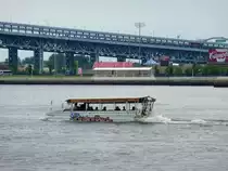 Hier geht eine richtigen Ente (GMC DUKW, kein 2VC) baden (aufgenommen von Penn's Landing, gegen die Benjamin Franklin Bridge nach New Jersey).
