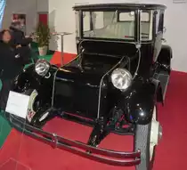 Schon 1916 gab es den  Detroit  mit Benzinmotor und Elektromotor; Hybridautos sind keine Erfindung unserer Zeit! 8 Batterien mit 96 Volt verhalfen zu immerhin 3 PS. Trotz 1420 kg Gewicht schafft das Fahrzeug bis zu 180 km Reichweite - heutige Elektroautos schaffen auch nicht viel mehr - bei allerdings nur bei 40 km/h.