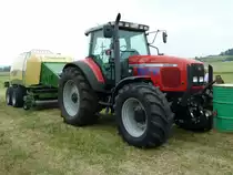 MF 8220 des Lohnunternehmens REITH ausgestellt anl. Oldtimer- und Traktorenausstellung der Oldtimerfreunde Ufhausen am 04.07.2010 in Eiterfeld-Ufhausen

