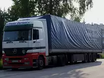 ACTROS1843 von Trans-Dorian steht schon Frhmorgens vor den Toren einer Lagerhalle in Ried i.I. ;100627