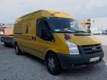 FORD-Transit ist mit einem Anhnger zu einer Werkzeugmaschinenauktion in Ried i.I. angereist;100626