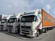 VOLVO FH12 stehen im Trio zur Versteigerung in Ried i.I. bereit;100626