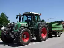 FENDT-818 ist mit einer Fuhre Getreide am Weg zum Lagerhaus;100709