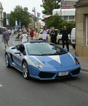 Der Fahrer dieses Lamborghini der italienischen Polizei hatte alle Mhe an der Fotografenmeute vorbei zu kommen, um seinen Wagen an den ihm zugewiesenen Platz, in dem fr den Verkehr abgesperrten Teil der avenue de la Gare in Diekirch abzustellen.   04.07.2010