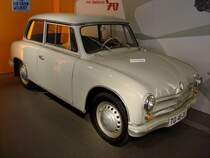IFA P70,
von dem ersten in Groserie gefertigten PKW mit Kunststoffkarosserie wurden in der DDR von 1955-59 ber 36000 Stck gebaut,
2-Zyl.2-Takt-Motor, wassergekhlt, 690ccm, 22PS, 90Km/h,
Horch Museum Zwickau,
Juni 2010