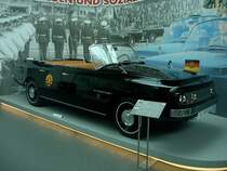 Sachsenring P240,
Paradefahrzeug der DDR-Armee auf Basis des P240 mit Polyesterkarosserie
6-Zyl.Reihenmotor, 2407ccm , 80PS,
gebaut 1969 blieben die zwei Exemplare bis Okt.1989 im Dienst,
Horch Museum Zwickau,
Juni 2010
