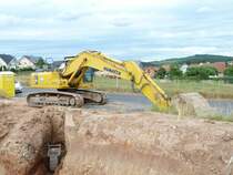 Komatsu PC 210 abgestellt auf einer Baustelle in 36100 Petersberg-Marbach, Juli 2010