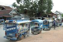 Tuk Tuk's, dreirdrige Motorradtaxis, meist Kawasaki's, warten in Luang Prabang auf Fahrgste in Luanga Prabang. 06.Juni 2006.