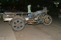 Zum Nutzfahrzeug umgebautes Tuk Tuk am 09.Juni 2006 in Udon Thani.