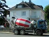 MAN 33.403 liefert mit seinem Frderband Fertigbeton zu einer Baustelle;100713