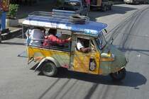 Ein Tuk Tuk in voller Fahrt, gesehen am 07.Juni 2007 in Trang (Thailand).
