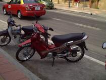 Meine KRIS 100 Modenas am 24.Mai 2009 nach der Mietrckgabe in Pantai Chenang auf der Insel Langkawi / Malaysia. Die Marke KRIS ist der malaisische Linzenbau der Honda Dream, Hubraum 100ccm.