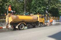 Die Feuerwehr Phrae reinigt mit einem Lschwagen, Marke ISUZU Forward am 11.November 2008 die Charoen Mueang in Phrae fr den abendlichen Loy Krathong-Umzug.
