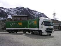 Dieses Foto entstand in der Schweiz auf dem Nufenenpass auf ca.2400m Seehhe. Der LKW ist ein VOLVO FH 12. Der Aufbau und der Anhnger sind von der Fa.Schwarzmller.  