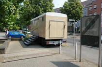 Anrchiges Geschft! Toilettenanhnger beim Sommernachtsfest in Mnchengladbach-Giesenkirchen, ab 16.oo Uhr werden hier Geschfte mit dem  Geschft  gemacht. Es war der Tag des  Schtzenfestes gegen Argentinien .3.7.2010