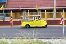 Ein Tuk Tuk, Nr585, in voller Fahrt, gesehen am 26.Mrz 2010 in Ayutthaya (Thailand).