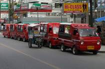 Tuk Tuk's, hier die Phuket-Variante am 22.Oktober 2006 auf der Beach Road in Patong(Thailand).