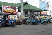 Tuk Tuk's warten am 26.Mai 2007 bei der Nonthaburi Ferry Boat Station im gleichnamigen bangkoker Stadtteil auf Kundschaft.