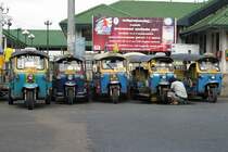 Tuk Tuk's warten am 26.Mai 2007 bei der Nonthaburi Ferry Boat Station im gleichnamigen bangkoker Stadtteil auf Kundschaft.