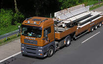 ..MAN D -20 von REKERS kmpft sich mit schweren Betonteilen den Anstieg ins Sauerland hinauf - hier die A45 am 16.6.10