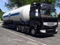 ...Renault TXI 450 mit Tankauflieger von SCHMIDT nahe Ldenscheid am 15.7.10