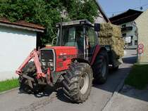 MF3070 mit einer Fuhre Heuballen;100629
