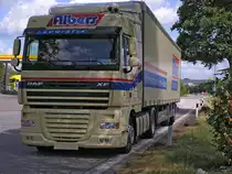 DAF - XF 105.460 Planenauflieger von Albers - Logistik hat etwas abseits ein schattiges Pl�tzchen gefunden - am 15.7.10