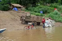 Ein Fahrzeug unbekannten Typs am 20.Mai 2007 am Mekongufer in Chomphet(liegt gegen�ber von Luang Prabang)Laos.