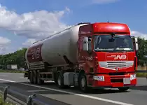 RENAULT Premium 450 - Tanklaster auf dem Weg durch´s Sauerland am 15.7.10 
