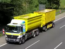 .. Mercedes-Actros - hier mit Abrollcontainer - als H�ngerzug am 29.6.10 