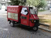 Piaggio   Ape50 , das Fahrzeug dient in Wernigerode einem Weinh�ndler und zieht die Blicke der Passanten auf sich.
