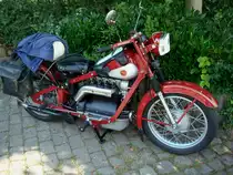 Nimbus,
begehrter Oldtimer aus D�nemark, die Firma Fisker&Nielson baute als einzige in D�nemark Motorr�der in Serie von 1919 bis 1960,
dieses Modell von 1950 hat einen 4-Zyl.Reihenmotor mit 750ccm und 22PS,
Oldtimertreffen Gundelfingen/Brsg. Juni 2010