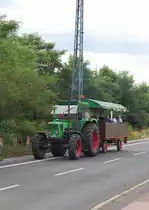 Deutz D130D6 mit Planwagenanh�nger auf Ausflugsfahrt. 17.Juli2010