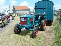 Hanomag Perfekt 400 steht mit Anhänger in der Oldtimeraustellung von Uttrichshausen, Juli 2010