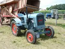 Eicher steht bereit zum Antrieb der Dreschmaschine in Uttrichshausen anl. Oldtimerausstellung, Juli 2010