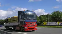 Mercedes ACTROS  - die Pritsche gut beladen  -  gesehen 15.7.10