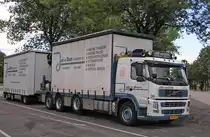 VOLVO - vermutlich  FM  400 oder 440 -  aus den Niederlanden... auf Maschinentransport spezialisierter H�ngerzug..Rastplatzfoto vom 15.7.10