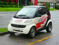 Weisser Smart mit Werbung in Biel-B�zingen am 19.06.2010