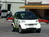 Weisser Smart mit Werbung unterwegs in Gossau/SG am 09.07.2010