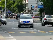 Berner Kantonspolizei unterwegs mit Blaulicht in einem zivilen VW in Biel am 26.06.2010