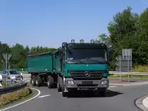..Mercedes-Actros als H�ngerzug auf dem Weg zur A45 - 19.7.10 